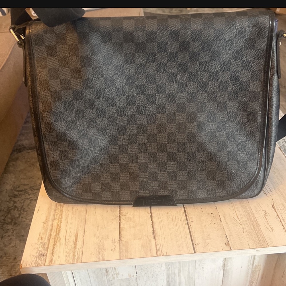 Louis Vuitton men’s messenger bag - Picture 3 of 3